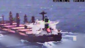 إعلام “صنعاء” الحربي ينشر مشاهد استهداف سفينة في البحر الأحمر كانت متجهة لميناء إيلات “صور + فيديو”